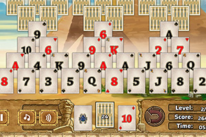 Cartas de juego dispuestas en forma de pirámide con opciones de puntuación y control en la parte inferior