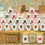 Cartas de juego dispuestas en forma de pirámide con opciones de puntuación y control en la parte inferior