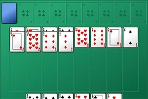 Cartas de juego de naipes organizadas en columnas sobre un fondo verde, con un mazo en la esquina superior izquierda