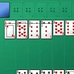 Cartas de juego de naipes organizadas en columnas sobre un fondo verde, con un mazo en la esquina superior izquierda
