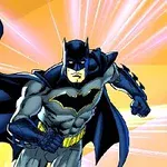 Superhéroe en traje negro y gris con capa extendida, sobre fondo naranja con rayos de luz