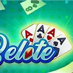 Ilustración con cuatro cartas de as (corazones, picas, tréboles y diamantes) sobre un fondo verde con el texto Belote