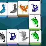 Fichas de juego con ilustraciones de pájaros de diferentes colores sobre un fondo azul geométrico