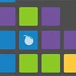 Cuadrados de colores con un ícono de bomba azul en una cuadrícula gris