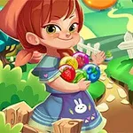 Niña sonriente sosteniendo dulces coloridos junto a una caja llena de ellos en un camino con árboles