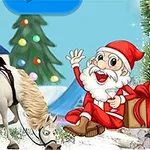 Santa Claus sonriente sentado junto a un regalo, con un caballo blanco inclinado y un árbol de Navidad de fondo
