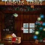 Un interior navideño de cabaña de madera con un árbol de Navidad decorado, regalos cayendo, una chimenea encendida y un muñeco de nieve a la derecha