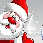Santa Claus sonriente con traje rojo y barba blanca junto a una versión pequeña de sí mismo sobre una plataforma cubierta de nieve, con árboles de Navidad al fondo