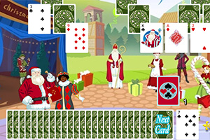 Santa Claus y otras figuras navideñas rodeadas de cartas en un entorno festivo