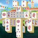 Fichas de dominó con símbolos y dibujos de pájaros y dianas, apiladas en una estructura cruzada frente a un fondo de parque con decoraciones festivas