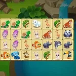 Varias fichas con imágenes de animales y plantas están organizadas en una cuadrícula sobre un fondo de paisaje natural con vegetación y un arroyo