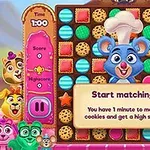 Un tablero colorido con galletas de diferentes formas y colores, un ratón chef sonriente en el centro, y varios animales animados alrededor