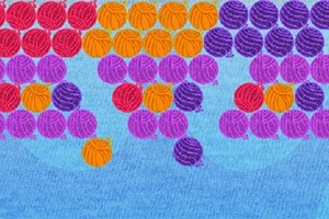 Burbujas de colores en tonos rojos, naranjas, morados y rosas sobre un fondo azul