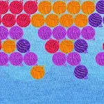 Burbujas de colores en tonos rojos, naranjas, morados y rosas sobre un fondo azul