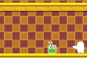 Personaje cuadrado verde con antenas en un pasillo de diseño cuadriculado marrón y amarillo, enfrentando una silueta blanca