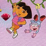 Personajes animados columpiándose en lianas junto a un mono sonriente y un rubí brillante sobre un fondo color lila