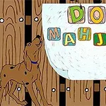 Perro dibujado mirando una pizarra con letras coloridas formando las palabras Dog Mahjong sobre un fondo de madera