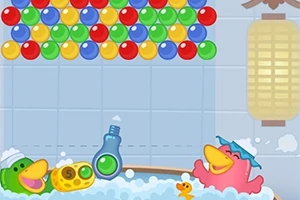 Patito verde y rosa en una bañera llena de burbujas, con una lámpara colgante y una fila de burbujas de colores en la parte superior