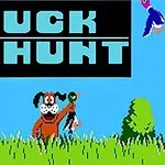 Un perro sonriente en un campo sosteniendo un pato bajo un cielo azul en un paisaje pixelado