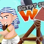 Guerrero egipcio con ropa tradicional y una honda grande, con un fondo de desierto y el texto “Egypt Stone War”