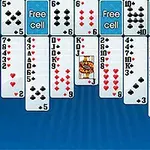 Un tablero de cartas con filas de naipes organizadas sobre un fondo azul
