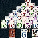 Cartas de baraja con números y símbolos en una disposición piramidal sobre un fondo oscuro