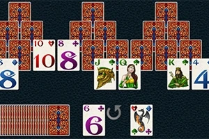Cartas de juego distribuidas en un patrón de pirámide con algunas cartas boca arriba, mostrando números y figuras de personajes