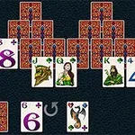 Cartas de juego distribuidas en un patrón de pirámide con algunas cartas boca arriba, mostrando números y figuras de personajes