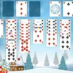 Cartas de naipes organizadas en columnas sobre un fondo invernal con árboles nevados y un árbol de Navidad decorado
