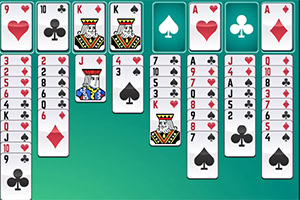Cartas de juego organizadas en columnas sobre un fondo verde