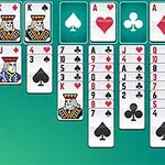Cartas de juego organizadas en columnas sobre un fondo verde