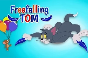 Gato gris cae mientras un ratón lo observa volando con globos de colores en un fondo azul