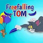 Gato gris cae mientras un ratón lo observa volando con globos de colores en un fondo azul