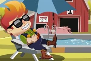 Niño rubio con gafas oscuras descansando en una silla junto a una piscina, con un granero y un cerdo al fondo