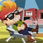 Niño rubio con gafas oscuras descansando en una silla junto a una piscina, con un granero y un cerdo al fondo