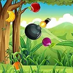 Frutas coloridas y una bomba flotan entre dos árboles en un paisaje de jungla