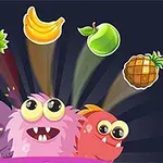 Tres criaturas coloridas y animadas miran hacia arriba, observando una variedad de frutas flotantes, incluyendo fresa, plátano, manzana, ciruela y piña, sobre un fondo oscuro