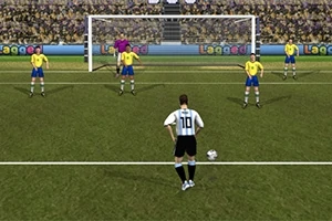 Jugador con camiseta blanca y negra se prepara para patear un penal frente a un portero y cuatro defensores en camiseta amarilla en una cancha de fútbol