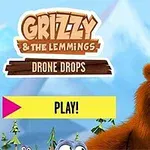 Oso marrón observando drones que transportan cajas sobre un fondo de montañas nevadas
