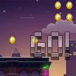 Personaje disfrazado de hot dog corriendo en un paisaje urbano nocturno recogiendo monedas con la palabra GO!