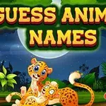 Un niño sentado junto a dos leopardos sonrientes en un bosque iluminado por la luna