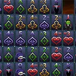 Cartas de juego con diseños de corazones rojos, tréboles dorados, picas moradas y diamantes verdes, junto a personajes de monstruos