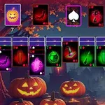 Cartas con temática de Halloween y calabazas talladas al fondo en un ambiente nocturno