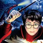 Joven con gafas y varita mágica en la mano, acompañado de un búho blanco volando al fondo en un paisaje nocturno