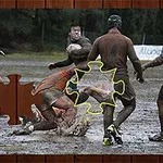 Jugadores de rugby compiten en un campo lodoso con piezas de rompecabezas superpuestas en la imagen