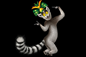 Lemur de pie con una expresión alegre y corona colorida sobre un fondo negro