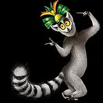 Lemur de pie con una expresión alegre y corona colorida sobre un fondo negro