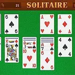 Juego de cartas sobre un fondo verde con cartas numeradas y de figuras en varias filas y columnas
