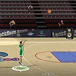 Jugador de baloncesto en uniforme verde lanzando el balón hacia la canasta en una cancha vacía con gradas vacías en el fondo
