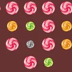 Dulces de colores en espiral organizados en filas sobre un fondo marrón
